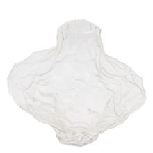 Priehľadná sklenená váza s jedinečným tvarom.