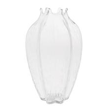 Priehľadná sklenená váza s elegantným dizajnom.