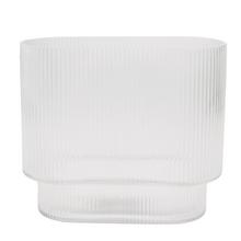 Priehľadná sklenená váza s jemným ryhovaním.