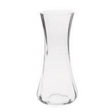 Priehľadná sklenená váza s elegantným tvarom.