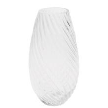 Priehľadná sklenená váza s textúrovaným povrchom.