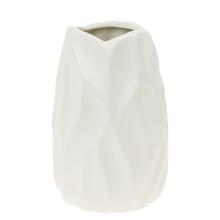 Biela keramická váza s vlnkovým vzorom.