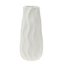 Biela keramická váza s vlnkovým vzorom.