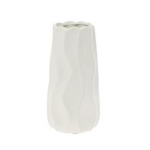 Biela keramická váza s vlnkovým vzorom.