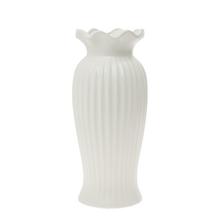 Biela keramická váza s rebrovaným dizajnom.