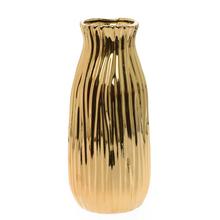 Zlatá keramická váza s pruhovaným dizajnom.