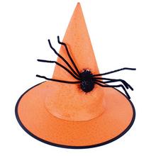 Oranžový klobúk s čiernym pavúkom.