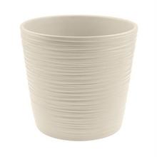 Biely keramický kvetináč s jemným prúžkovaním.