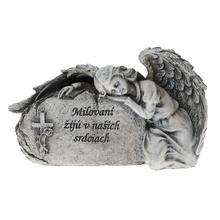 Smutný anjel s nápisom na kameni.