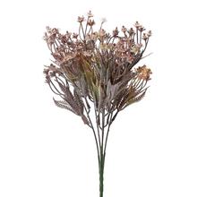 Umelé kvety s drobnými fialovými kvetmi.