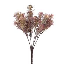 Umelé kvety s ružovými a fialovými guličkami.