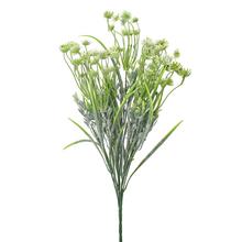 Umelé kvety so zelenými stonkami a bielymi kvetmi.