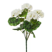 Umelá kytička zonálky v krémovej farbe s listami.