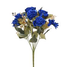 Kytica modrých ruží s drobnými kvetmi a zlatým papraďom.