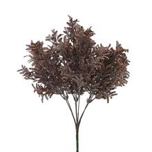 Umelé kvety so zelenými listami v tmavohnedej farbe.