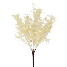 Umelé kvety so svetlými lístkami.