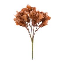 Umelé kvety so zelenými lístkami v tmavo-hnedej farbe.