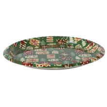 Okrúhly vianočný tanier s farebným vzorom.