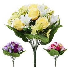 Kytica umelých kvetov s ružami, ľaliami a drobnými kvetmi v mixe.