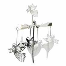 Svietnik anjel s pohyblivými figúrkami anjelov.