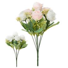 Kytica umelých ruží v mixe farieb s zelenými listami.