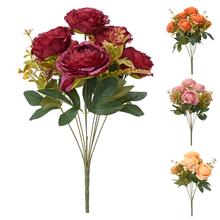 Kytica umelých ruží a zelene v mixe farieb.