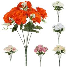 Kytica umelých ruží v oranžovej farbe s bielymi detailmi.