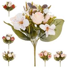 Kytica umelých kvetov s ružami, alstromériami a drobnými kvetmi.