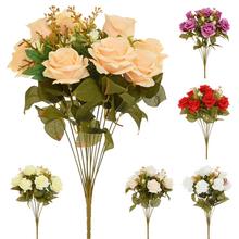 Kytica bielych ruží s drobnými kvetmi a zeleňou.