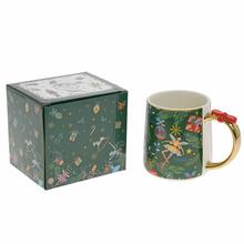 Vianočná šálka s zlatým uškom a dekoráciou.