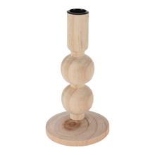Drevený svietnik na konic sviečku s guľatým dizajnom.