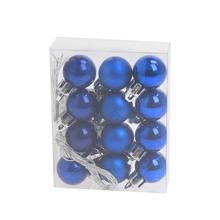 Sada modrých plastových vianočných gúľ.