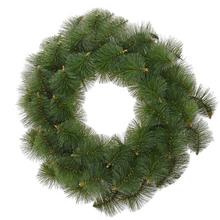 Umelý veniec z borovice s priemerom 30 cm.
