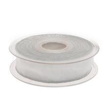 Biela stuha so strieborným lemom na rolke.