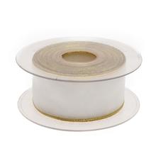 Biela stuha so zlatým lemom na cievke.