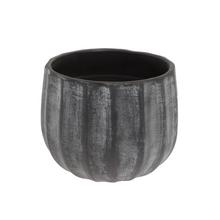 Obal na kvetináč v umývanej šedej farbe.