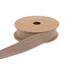 Pletená stuha v sivej farbe, šírka 2,5 cm, dĺžka 6 m.