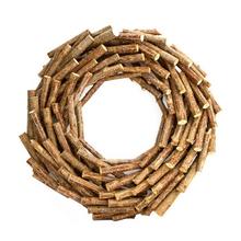 Veniec z vetvičiek s priemerom 38 cm.