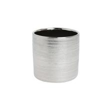 Strieborný keramický obal na kvety s textúrovaným povrchom.