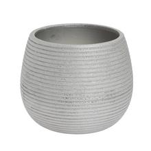 Strieborný keramický obal na kvety s jemným pruhovaným vzorom.