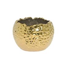 Zlatý keramický obal na kvetináče s textúrou.