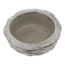 Cementový obal v bledosivej farbe s priemerom 20,5 cm.