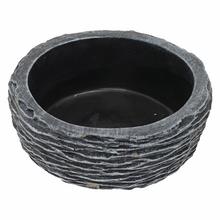 Cementový obal v tvare kruhu, sivý, priemer 20,5 cm.