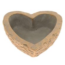 Cementový obal v tvare srdca v bledosivej a zlatej farbe.