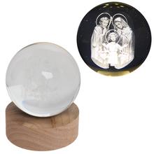 LED guľa sklo na drev. podstavci s podsvietením sv. rodina.