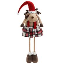 Červený sob v textilných šatách s čiapkou a šálom.