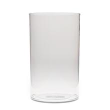 Priehľadná váza z polykarbónu v tvare valca.