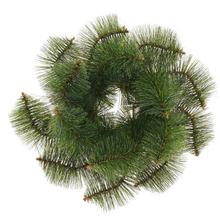 Umelý veniec z borovice s priemerom 16 cm.