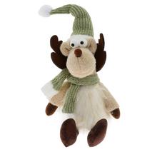 Sediaci sob z látky s mentolovou čiapkou a šálom.