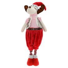 Stojaci sob z látky v červenej farbe s vianočným oblečením.